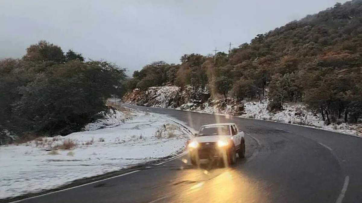 Carro circulando en carretera nevada